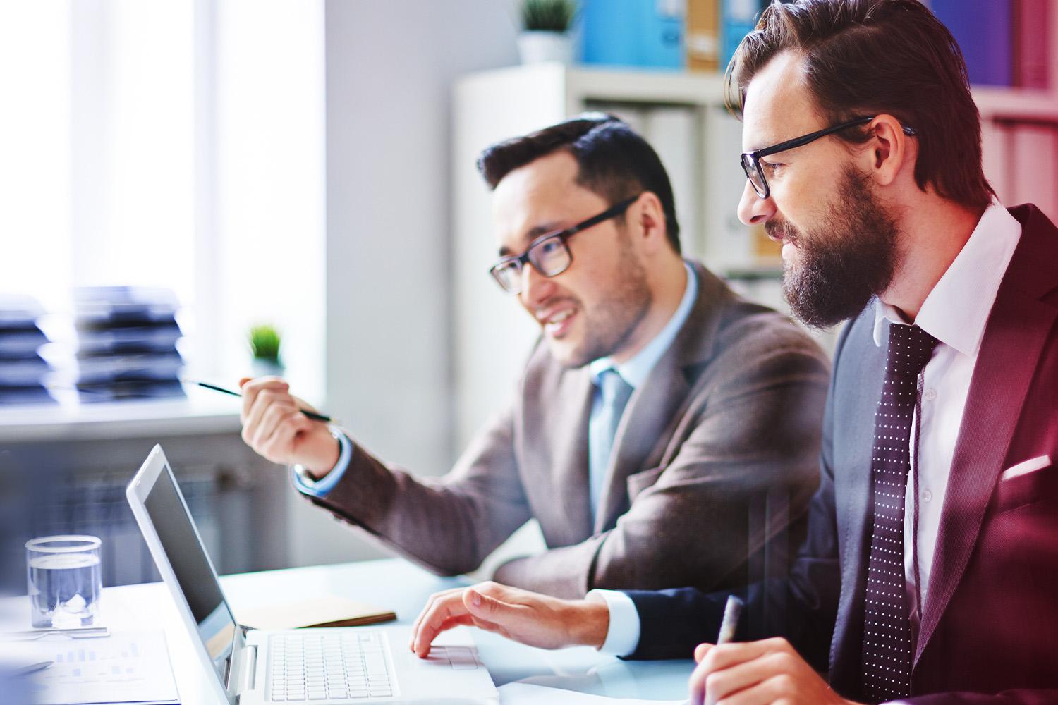 Zwei Männer im Büro entwickeln Strategien