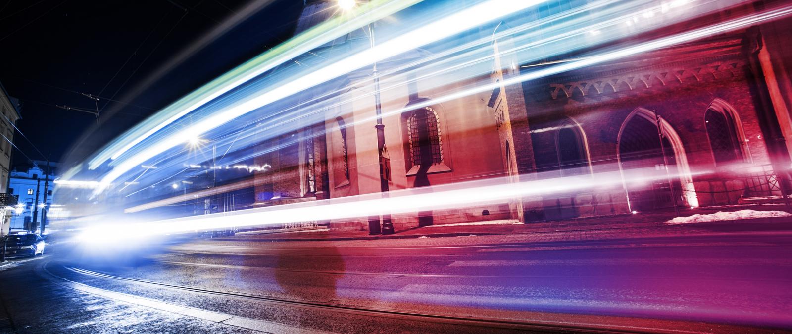 Erfurter Straßenbahn mit Lichreflexen