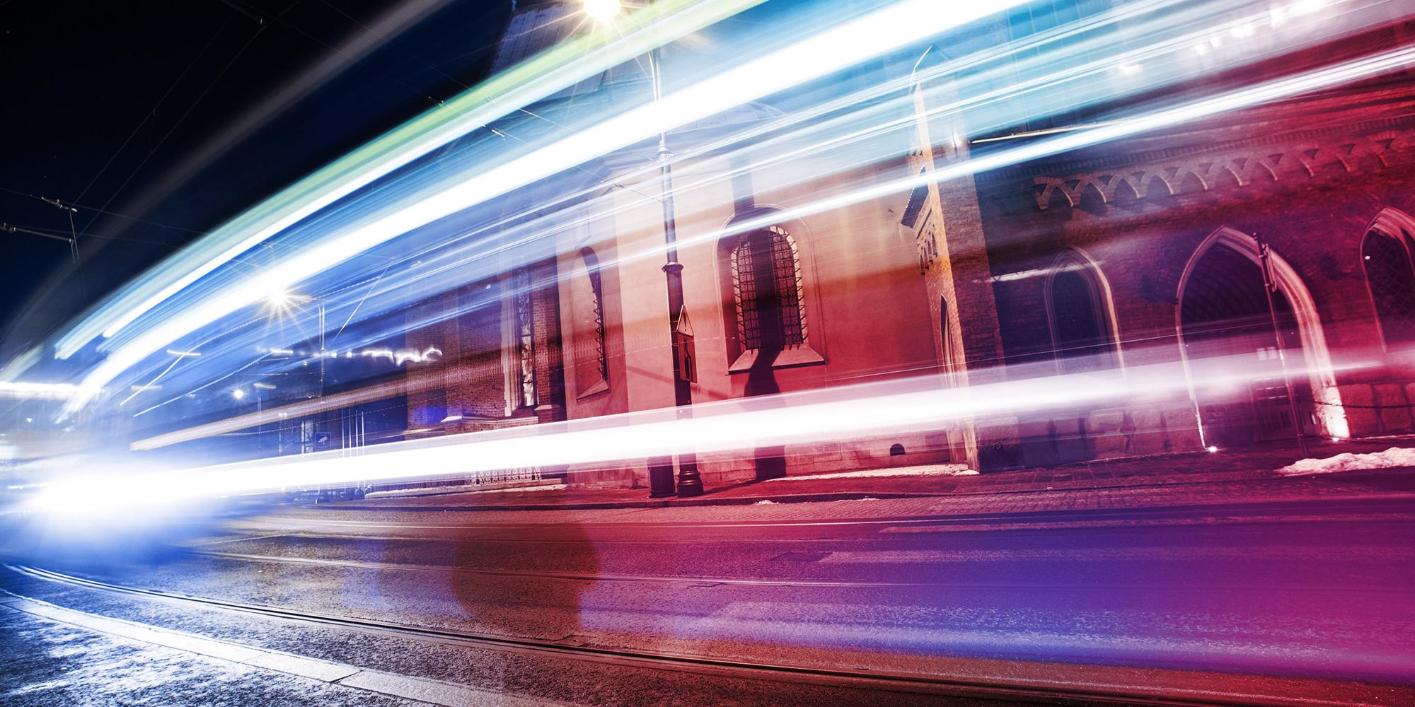 Erfurter Straßenbahn mit Lichreflexen